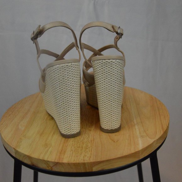 Steve Madden  - Nessie Tan, Genuine Leather Platform Sandals, Size 6. - Picture 3 of 9